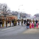 Au furat startul Ziua Unirii sarbatorita in avans la Sibiu hora cu oficialitati si cativa sibieni in giratoriul de la Dumbrava video foto