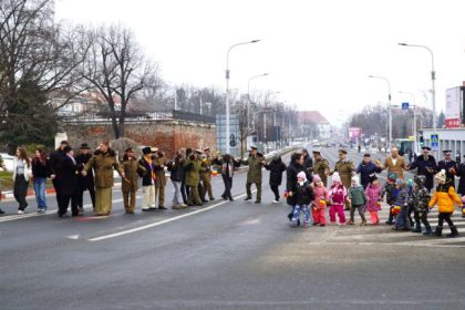 Au furat startul Ziua Unirii sarbatorita in avans la Sibiu hora cu oficialitati si cativa sibieni in giratoriul de la Dumbrava video foto