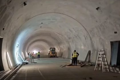 Autostrada Sibiu Pitesti se instaleaza sistemele specializate la tunelul Momaia video
