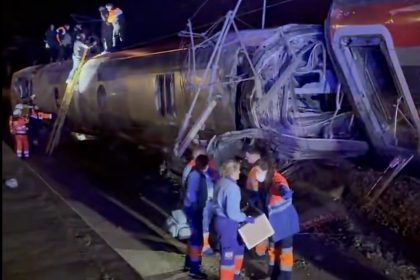 Cel putin cinci decazuti in Spania in urma derailarii a doua trenuri de mare viteza la Adamuz Cordoba video