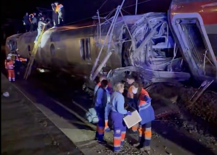 Cel putin cinci decazuti in Spania in urma derailarii a doua trenuri de mare viteza la Adamuz Cordoba video