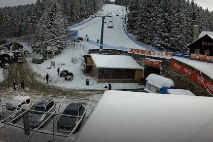 Circulatie de iarna spre Paltinis carosabil alunecos trafic intens