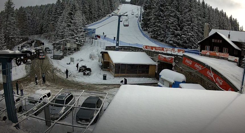 Circulatie de iarna spre Paltinis carosabil alunecos trafic intens