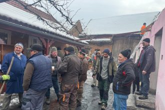 Comunitatea din Orlat s a mobilizat pentru familia ramasa fara locuinta Primarul Intentionam sa refacem acoperisul