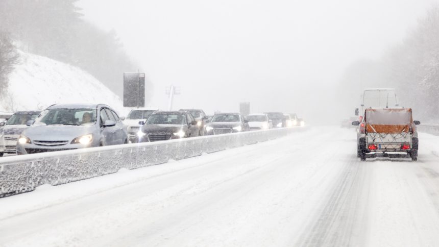 Cozi mari pe Valea Prahovei rute alternative sugerate