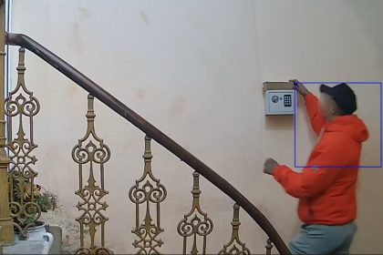 Doi indivizi surprinsi incercand sa fure in Sibiu