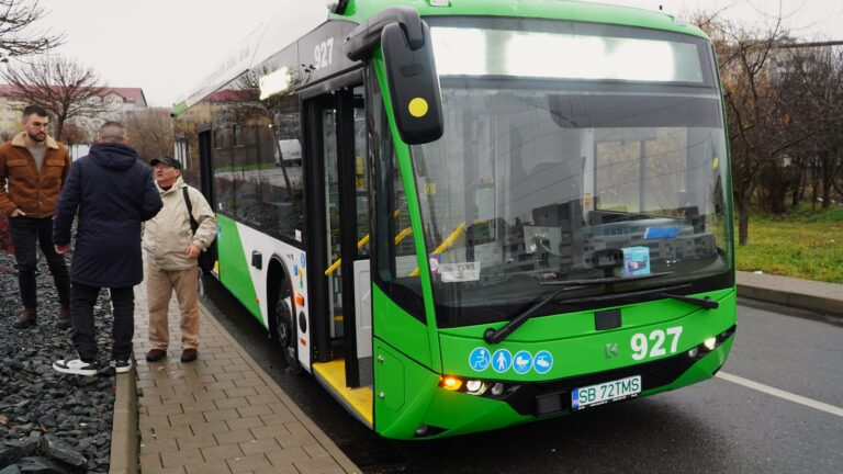 Elevii din Cisnadie solicita un traseu imbunatatit pentru autobuzele catre Sibiu Primaria si Tursib exploreaza solutii si optiuni