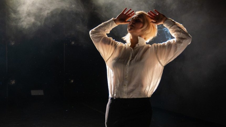 Emoke Boldizsar face istorie la TNRS cu spectacolul in 4 limbi