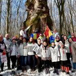 Hora Unirii interpretata la stejarul lui Mihai Viteazul pe Valea Hartibaciului foto