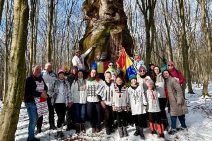 Hora Unirii interpretata la stejarul lui Mihai Viteazul pe Valea Hartibaciului foto