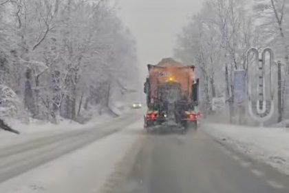 Iarna domina Valea Oltului drumarii actioneaza neintrerupt