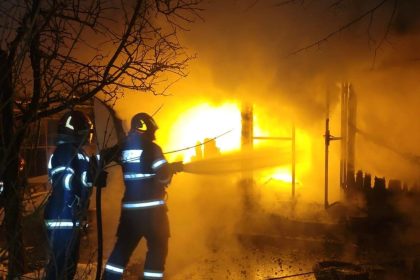 Incendiu in Orlat O casa este cuprinsa de flacari