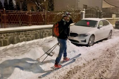 Inviorare inedita un sibian a mers la serviciu pe schiuri