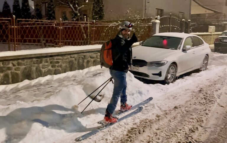 Inviorare inedita un sibian a mers la serviciu pe schiuri