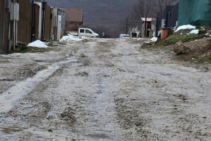 Locatarii de pe strada Carpati solicta modernizarea arterei Primaria Cisnadie explica motivele pentru care nu poate interveni