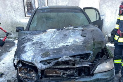 Masina arsa intr un incendiu pe o strada din Sibiu