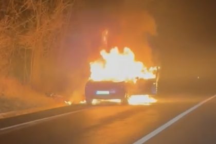 Masina in flacari langa Seica Mare scrum de Revelion