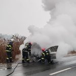 Masina in flacari pe DN1 la Scoreiu distrusa complet foto