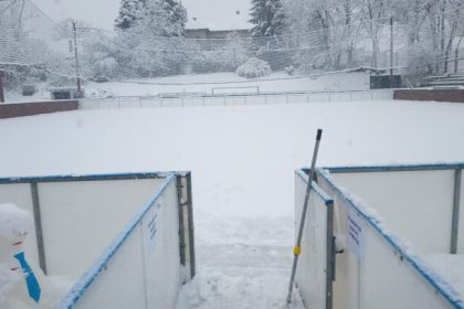Ninsorile afecteaza programul patinoarului din Sub Arini