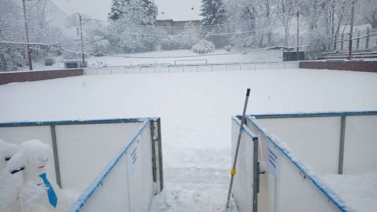 Ninsorile afecteaza programul patinoarului din Sub Arini