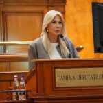 Raluca Turcan Politicienii aplauda Masa la scoala drum lung