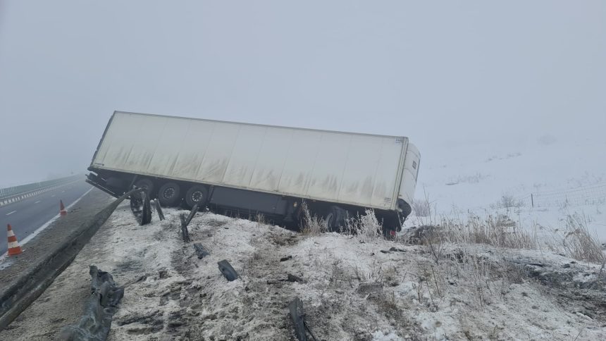 TIR cu carne derapeaza pe autostrada intre Sibiu si Sebes