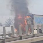 TIR in flacari pe autostrada Sibiu Sebes arde ca o torta video