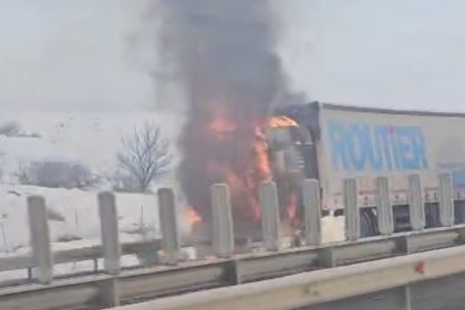 TIR in flacari pe autostrada Sibiu Sebes arde ca o torta video