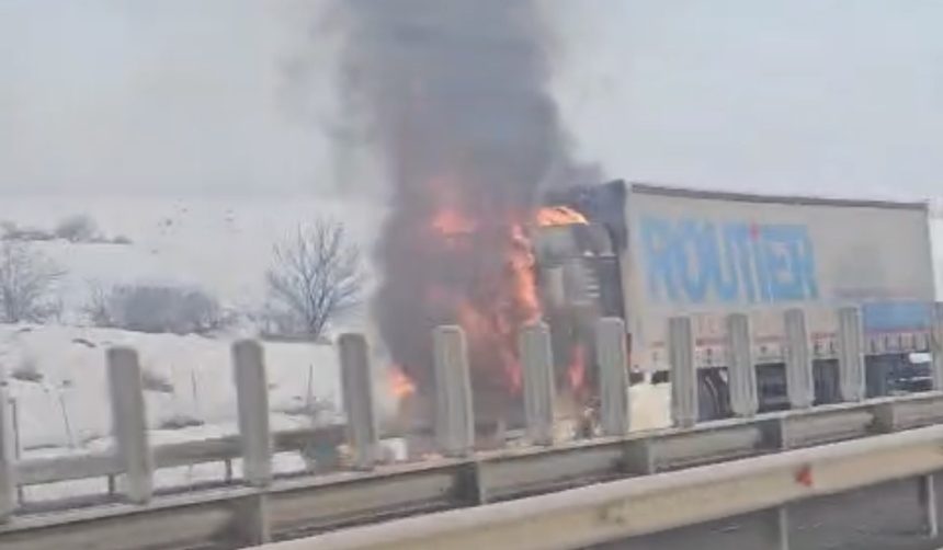 TIR in flacari pe autostrada Sibiu Sebes arde ca o torta video