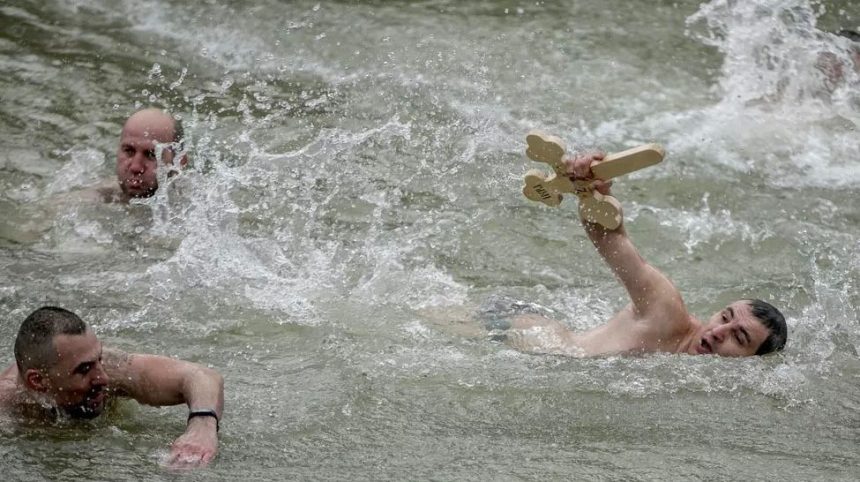 Traditii de Boboteaza Barbati care sar in apa si fete cu busuioc