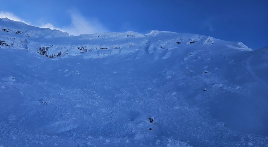 Val de avalanse in Muntii Fagaras urcarea interzisa