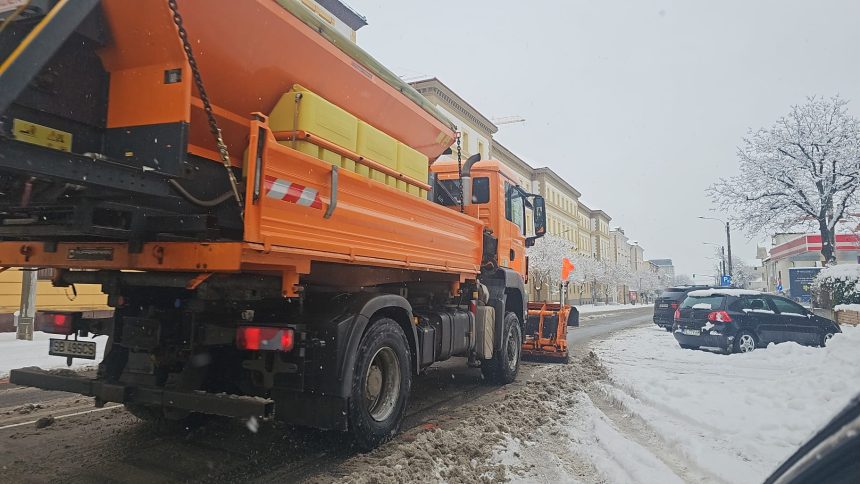 Zece utilaje au lucrat duminica la deszapezire in Sibiu