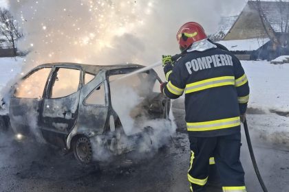 autoturism distrus la blajel foc din scurtcircuit foto