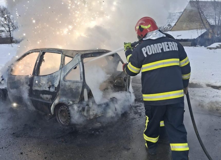 autoturism distrus la blajel foc din scurtcircuit foto