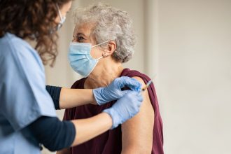 descoperire surprinzatoare vaccinul contra zonei zoster incetineste procesul de imbatranire