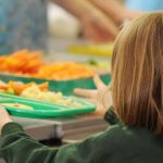 mese caldate sau pachete alimentare pentru 2000 de copii