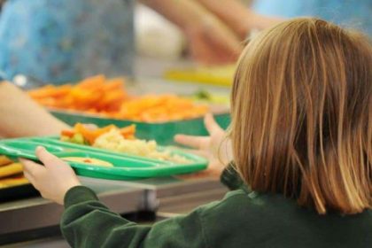 mese caldate sau pachete alimentare pentru 2000 de copii