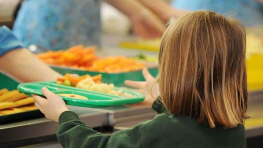 mese caldate sau pachete alimentare pentru 2000 de copii