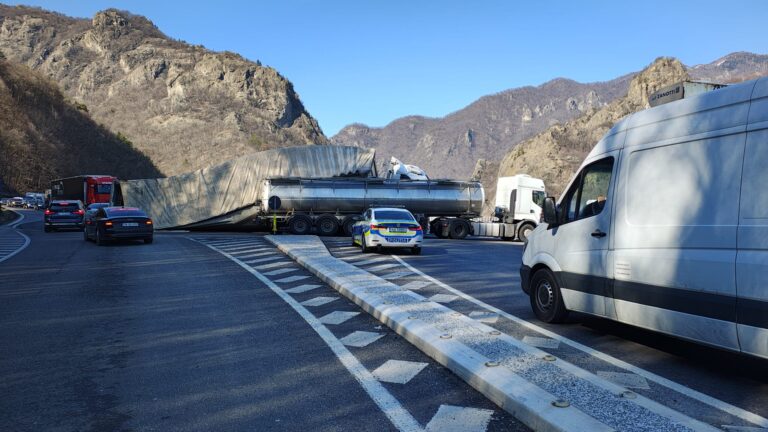 Accident pe Valea Oltului la Calimanesti doua autoutilitare au fost implicate