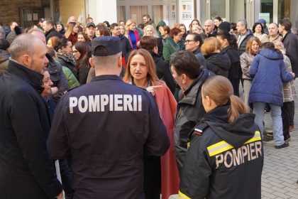 Agitatie organizata la Consiliul Judetean Sibiu toti angajatii evacuati in curtea interioara foto