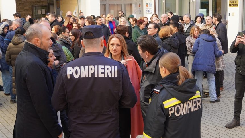 Agitatie organizata la Consiliul Judetean Sibiu toti angajatii evacuati in curtea interioara foto