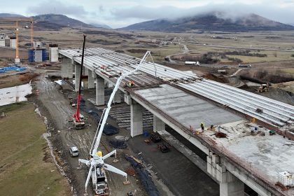 Autostrada A1 Sibiu Pitesti Lucrari vizibile pe tronsonul Boita Cornetu Noi imagini cu viaductul si intrarea pe Valea Oltului la sfarsitul lunii ianuarie Compar progresele lunare VIDEO