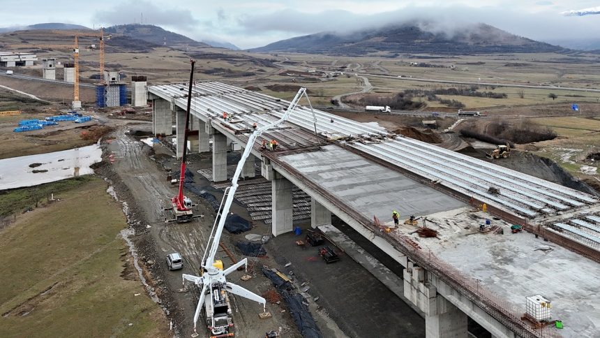 Autostrada A1 Sibiu Pitesti Lucrari vizibile pe tronsonul Boita Cornetu Noi imagini cu viaductul si intrarea pe Valea Oltului la sfarsitul lunii ianuarie Compar progresele lunare VIDEO