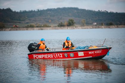 Barbat cazut intr un lac la granita dintre Sibiu si Alba cautat de scafandri