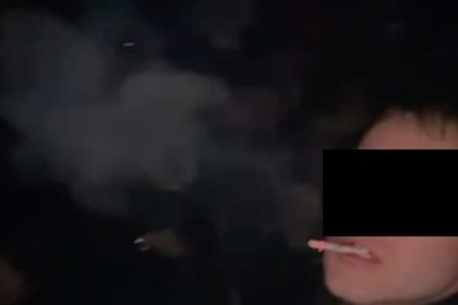 Batulus de la benzinarie din Sibiu a facut scandal intr un club si a aprins tigara si s a urcat pe mese video