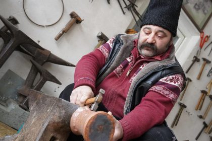 Caldararul din Brateiu care a expus la New York si Viena Lumea ma cunoste ca fiind cel de la Calvin Klein