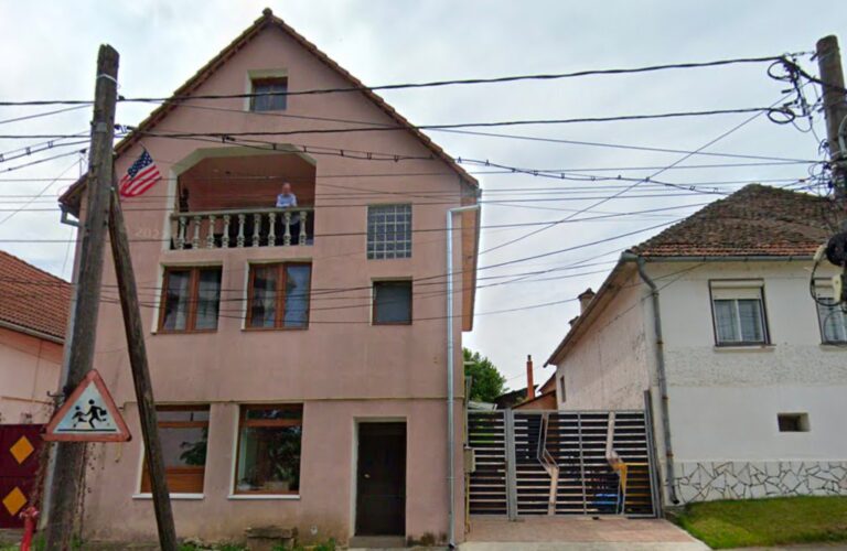 Ce pedeapsa a primit sibianul care si a impodobit casa cu simboluri fasciste in interior se afla o pictura cu Hitler