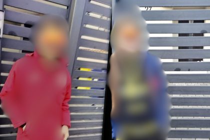 Copii suprinsi incercand sa deschida portierele masinilor in Cartierul Arhitectilor Locatar Ma duc la politie cu filmari