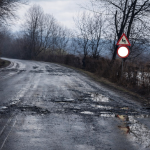 Drum dezastru intre Podu Olt si Racovita Cratere urias e si soferi in pragul disperarii este un pericol pentru trafic video