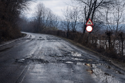 Drum dezastru intre Podu Olt si Racovita Cratere urias e si soferi in pragul disperarii este un pericol pentru trafic video